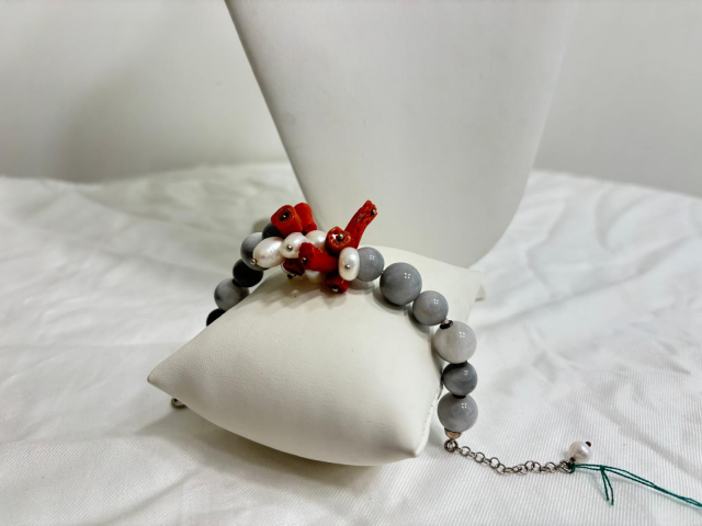Bracciale in Occhio di Falco, Corallo e Perle