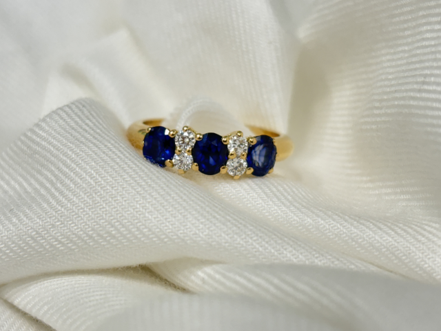 Anello con zaffiri
