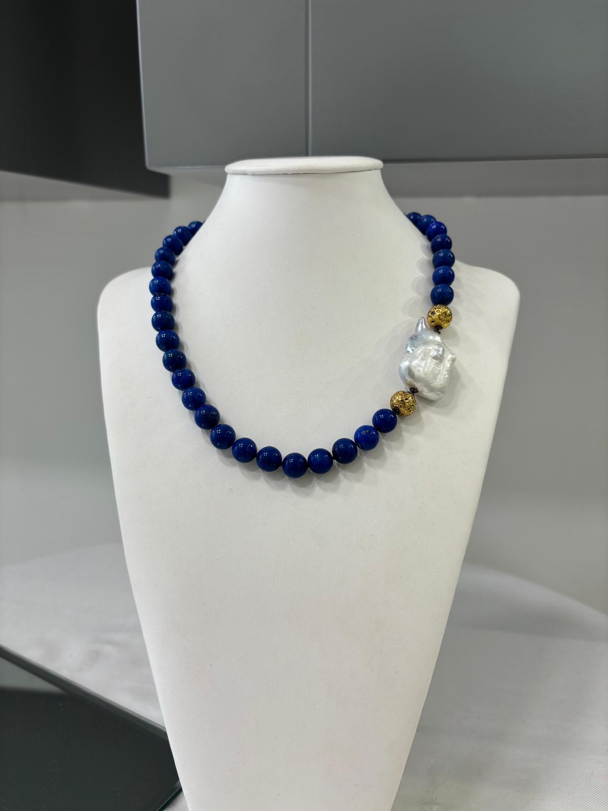 Collana in pietra lavica dorata, lapis e perla barocca
