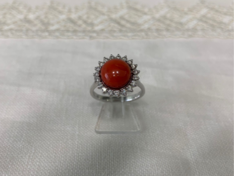 Anello bottone di corallo con brillanti