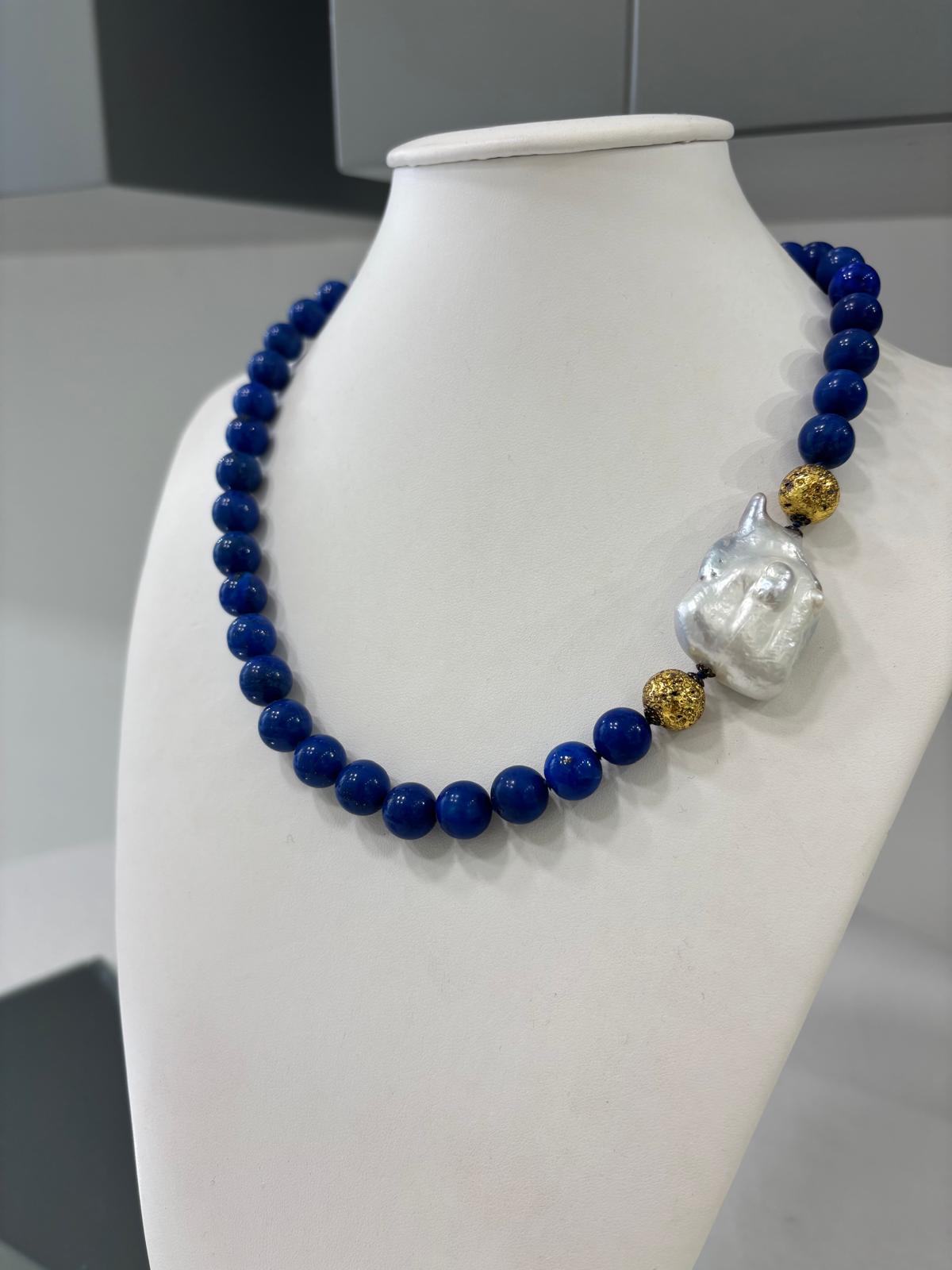 Collana in pietra lavica dorata, lapis e perla barocca