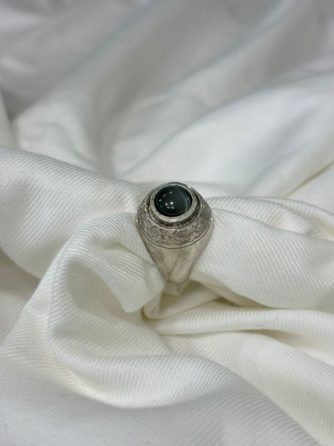 Anello in argento e occhio di gatto grigio