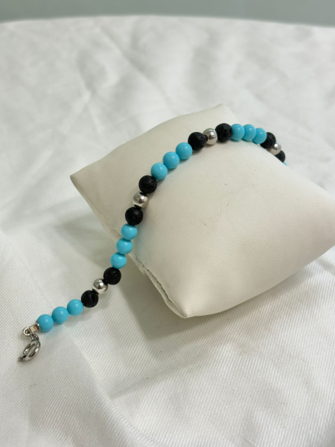 Bracciale in pasta di turchese, pietra vulcanica e argento