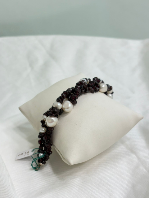 Bracciale in granato e perle di acqua dolce
