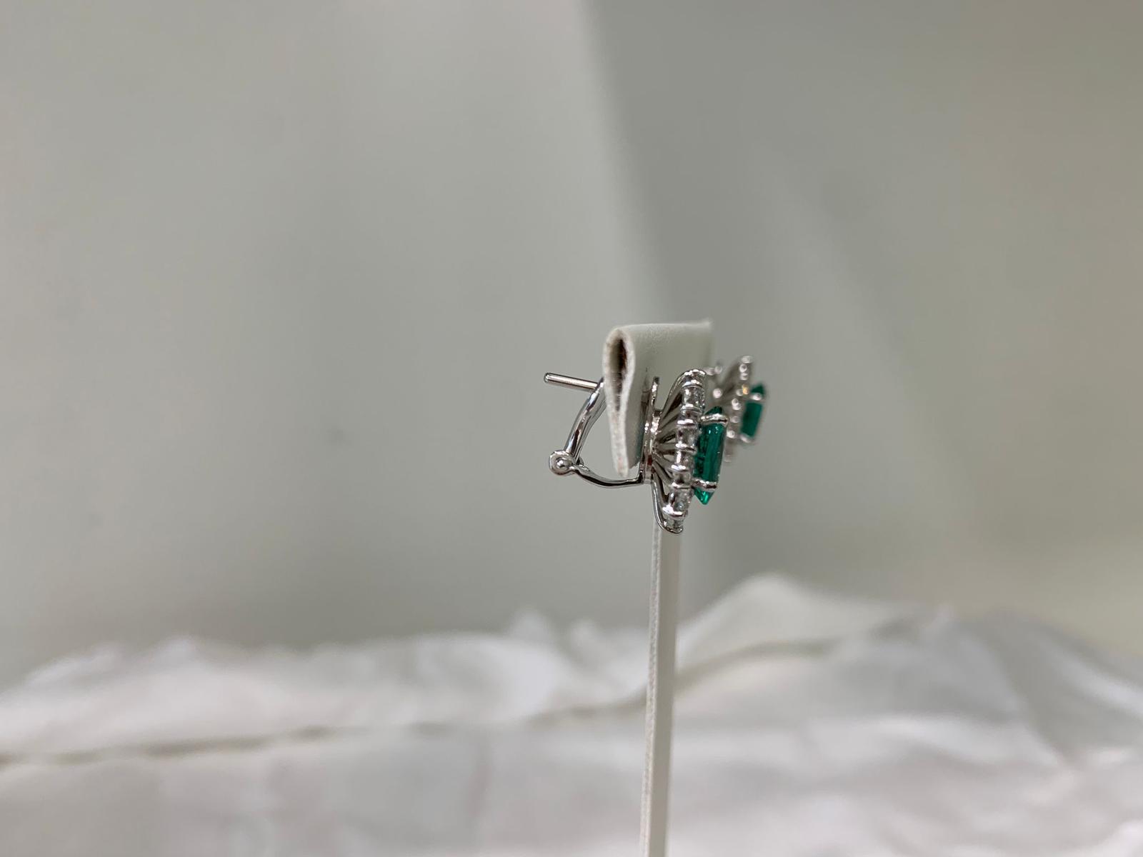 Orecchini con Smeraldo e Brillanti in Oro Bianco