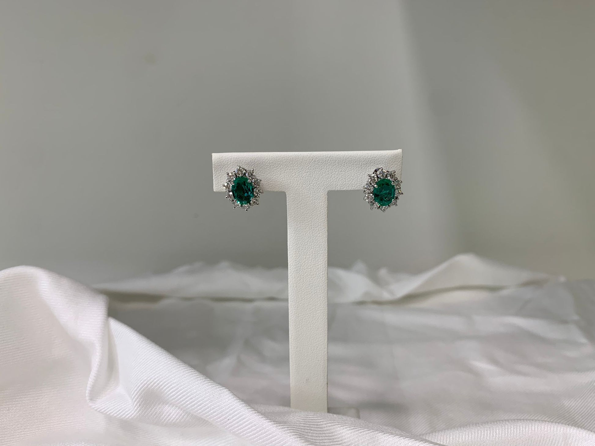 Orecchini con Smeraldo e Brillanti in Oro Bianco