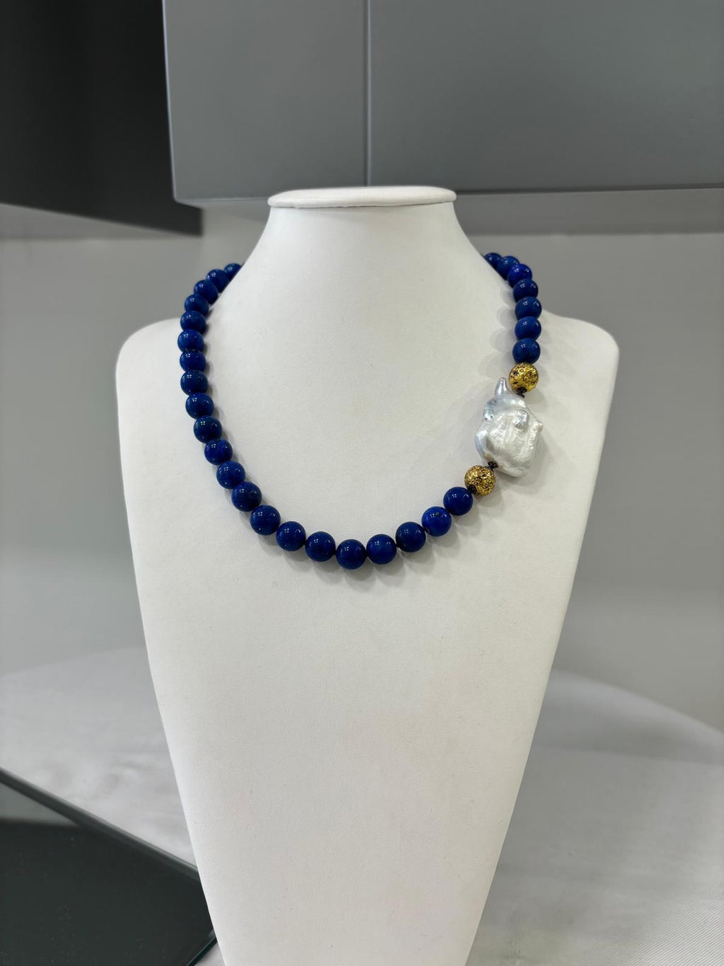 Collana in pietra lavica dorata, lapis e perla barocca