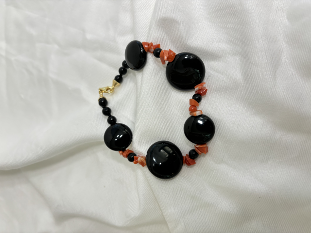 Bracciale onice nera e corallo cerasuolo