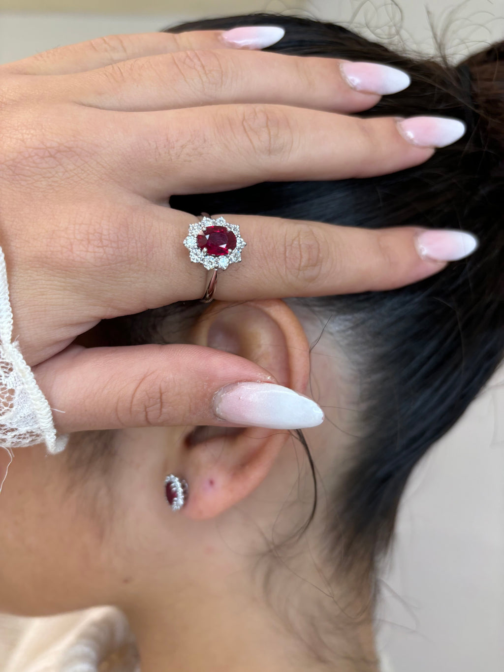 Anello rubino con brillanti in oro bianco