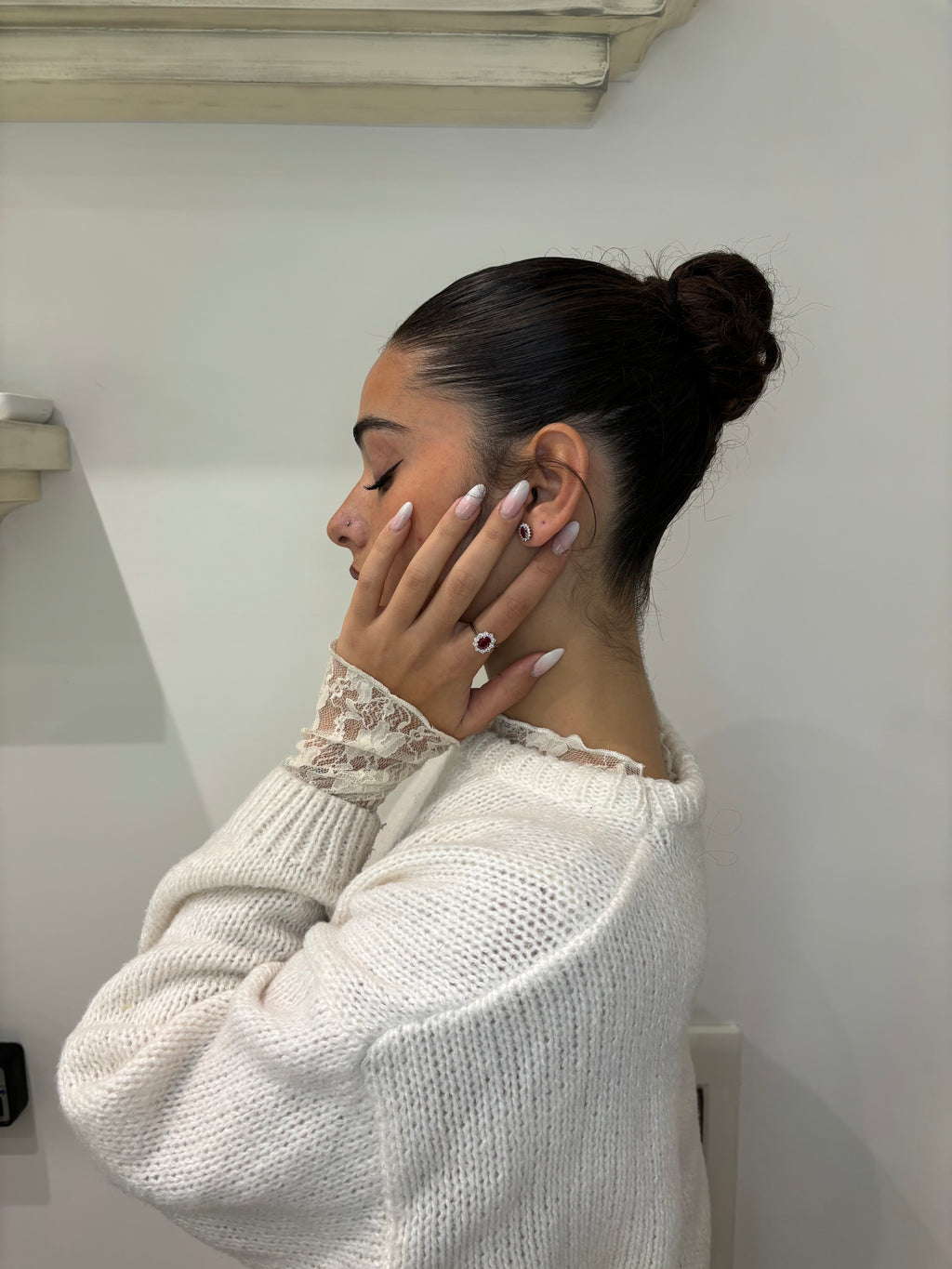 Anello rubino con brillanti in oro bianco