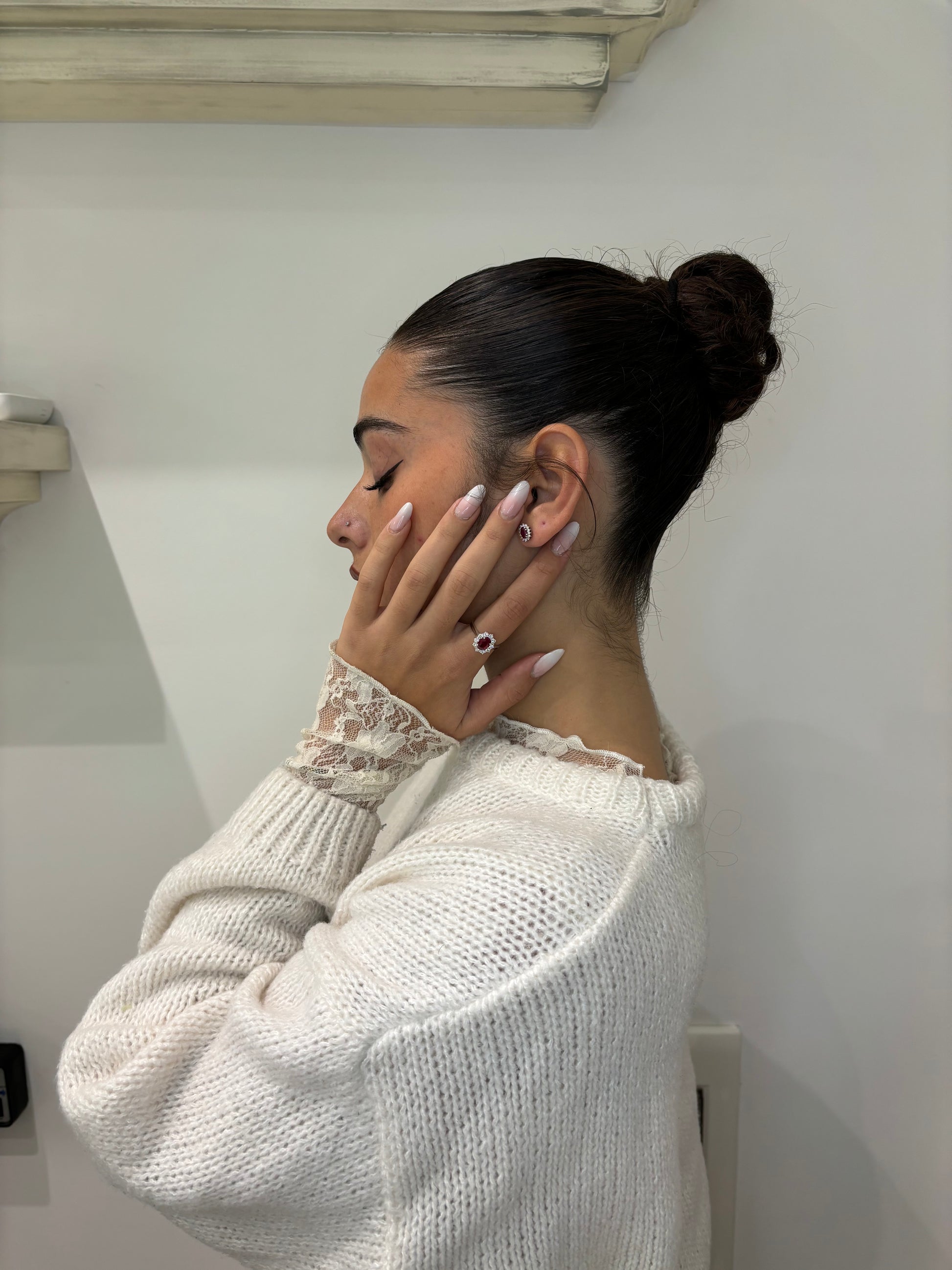 Anello rubino con brillanti in oro bianco