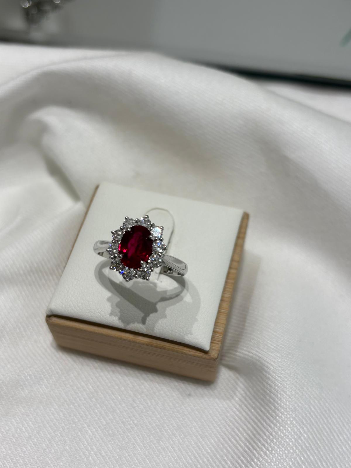 Anello rubino con brillanti in oro bianco