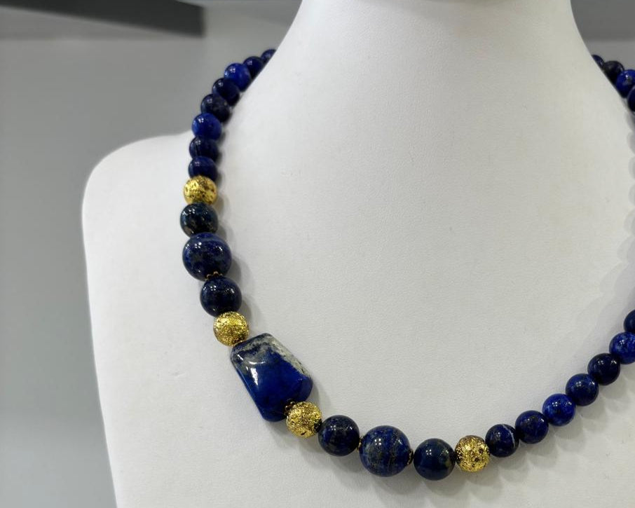 Collana in lapislazzuli e pietra lavica dorata