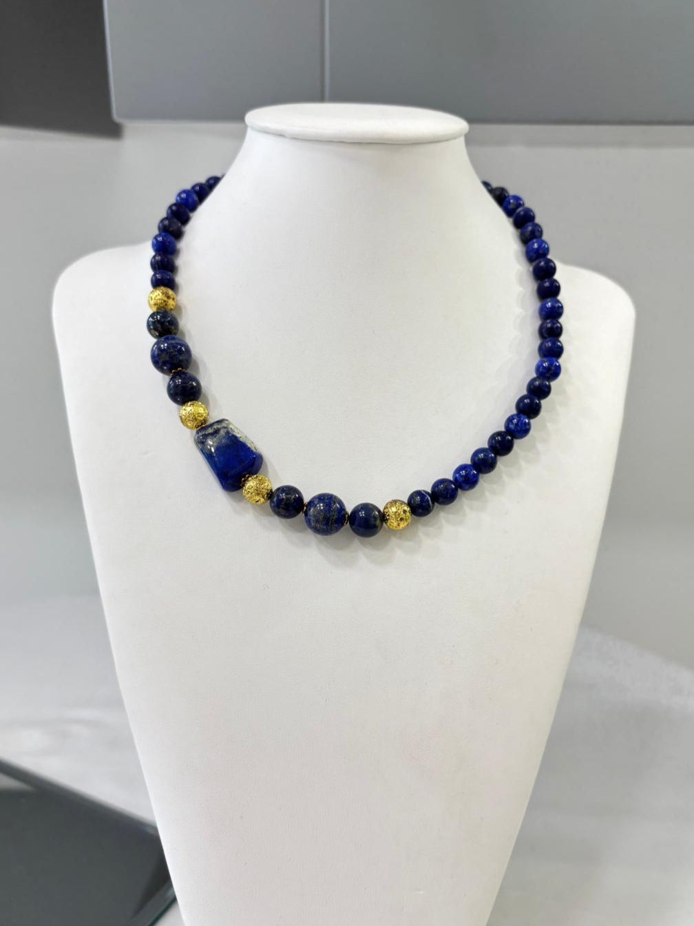 Collana in lapislazzuli e pietra lavica dorata