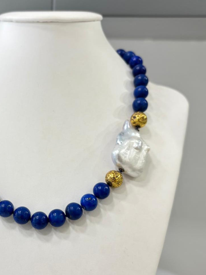 Collana in pietra lavica dorata, lapis e perla barocca
